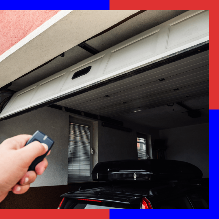 Persona con un mando abriendo la puerta automática de un garaje